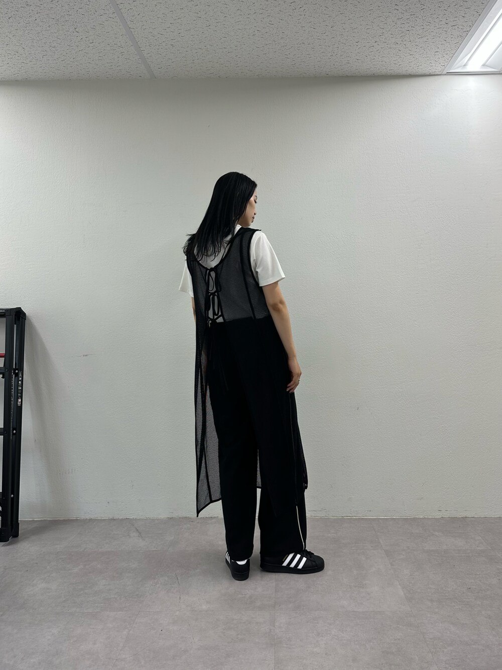 ブラック系のワンピース、ホワイト系のTシャツ/カットソー、ブラック系のその他パンツを着用したレディースの夏コーディネートの2枚目の写真