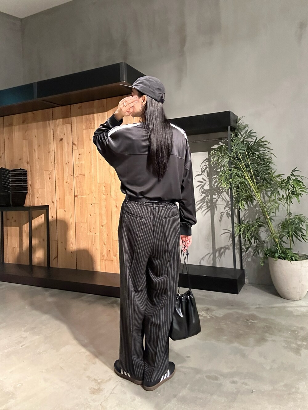 ブラック系のスラックス、ブラック系のTシャツ/カットソーを着用したレディースの秋コーディネートの3枚目の写真