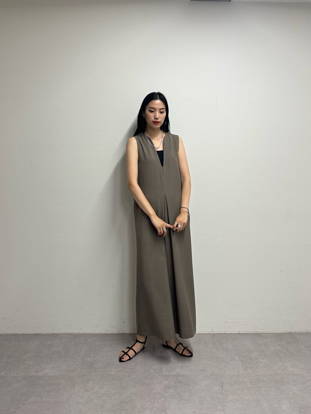 グリーン系のサロペット/オーバーオール、ブラック系のキャミソール、ブラック系のサンダルを着用したレディースの春コーディネートの2枚目の写真