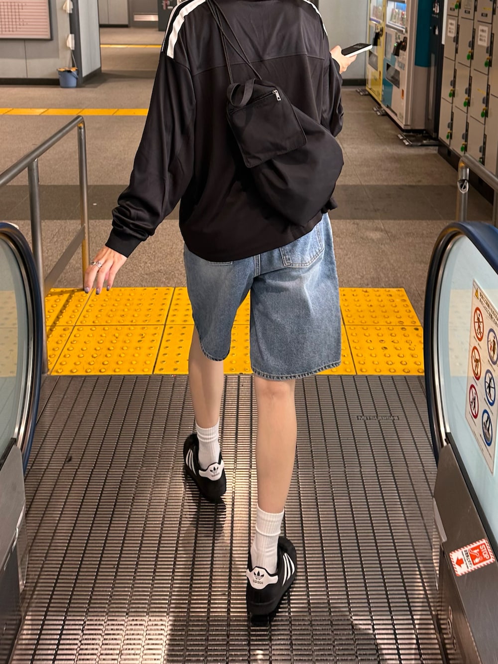 ブラック系のTシャツ/カットソー、ブラック系のバックパック/リュックを着用したレディースの秋コーディネートの4枚目の写真