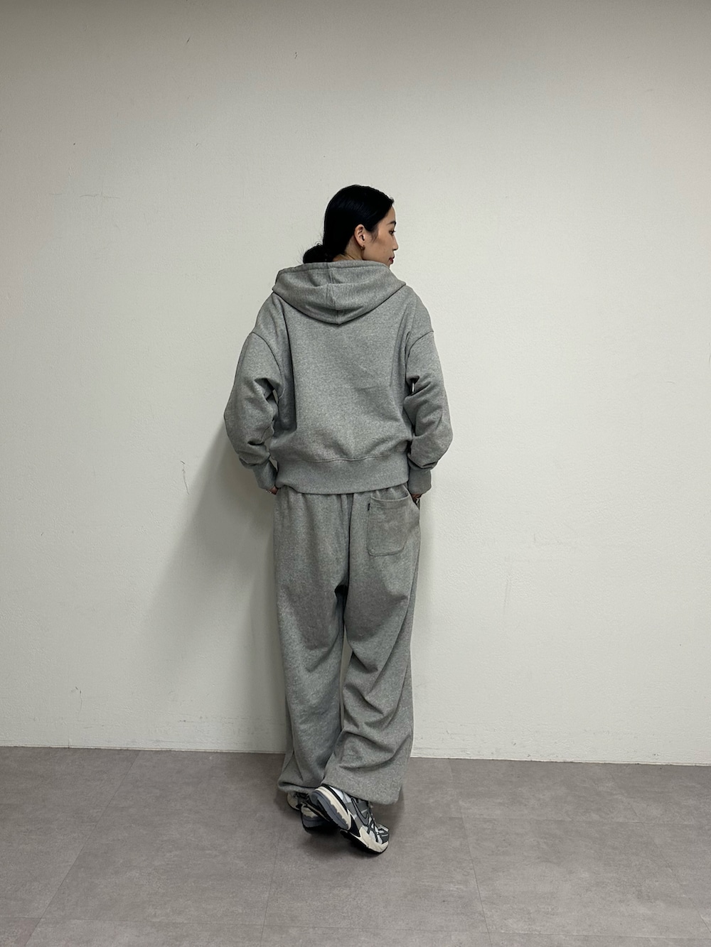 グレー系のスウェットパンツ、グレー系のパーカーを着用したレディースの春コーディネートの3枚目の写真