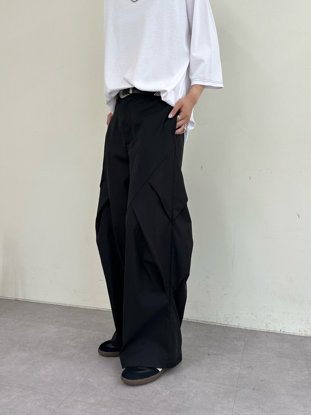 ホワイト系のTシャツ/カットソー、ブラック系のその他パンツを着用したレディースの夏コーディネートの5枚目の写真