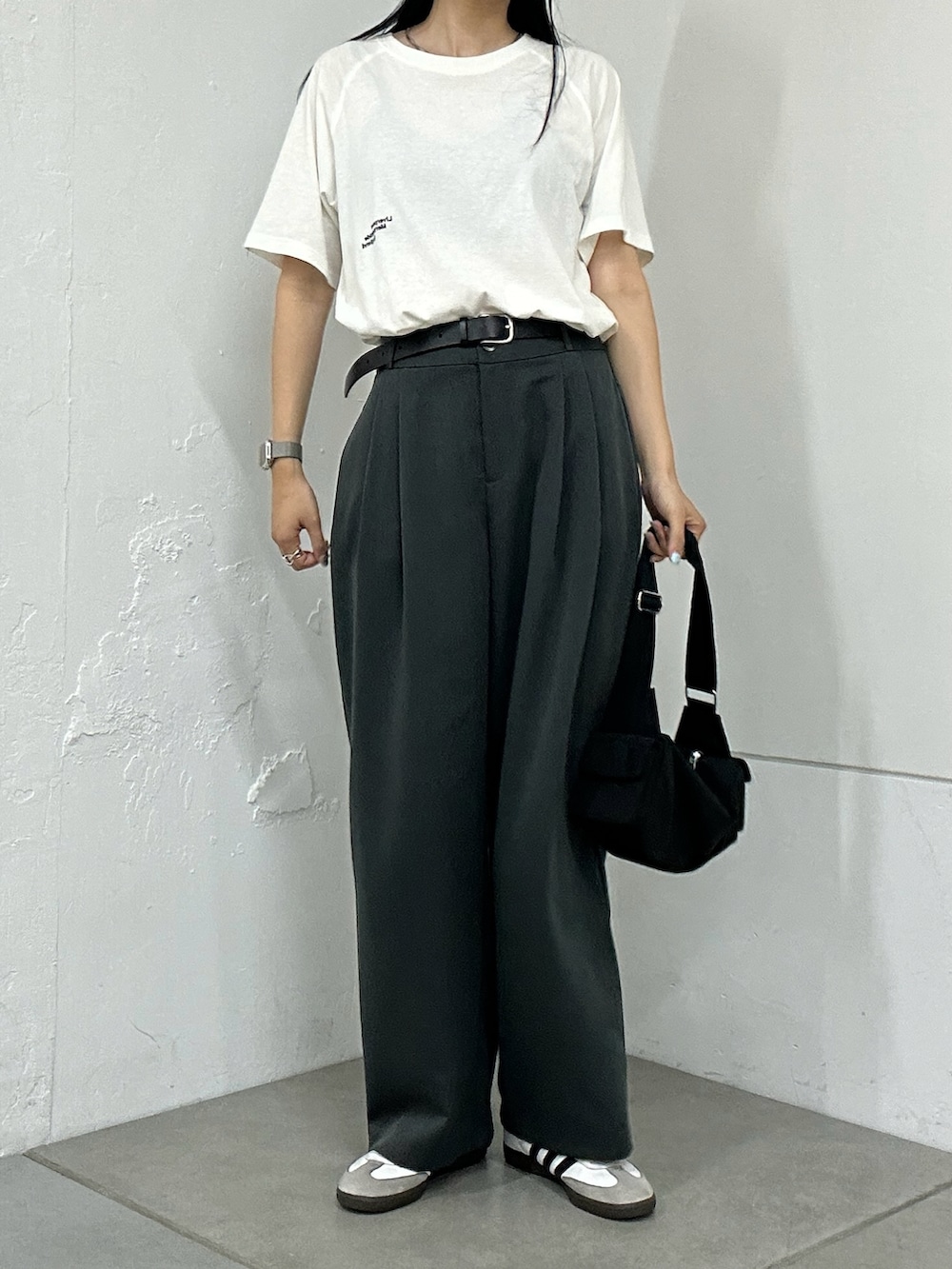 ホワイト系のTシャツ/カットソー、グレー系のスラックス、ブラック系のショルダーバッグを着用したレディースの夏コーディネートの5枚目の写真