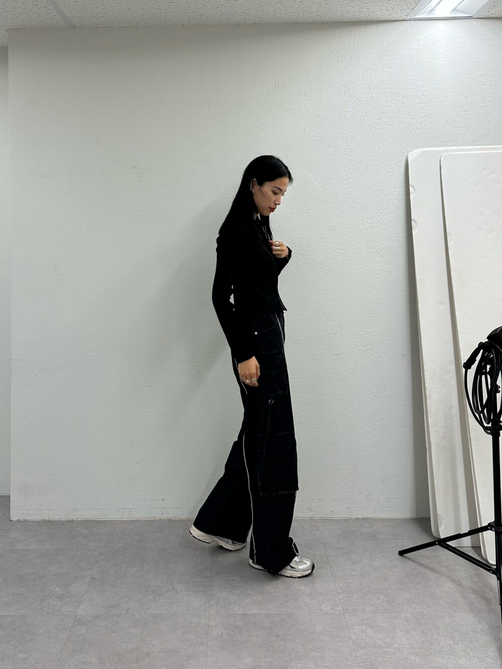 ブラック系のデニムパンツ、ブラック系のカーディガン/ボレロを着用したレディースの秋コーディネートの3枚目の写真