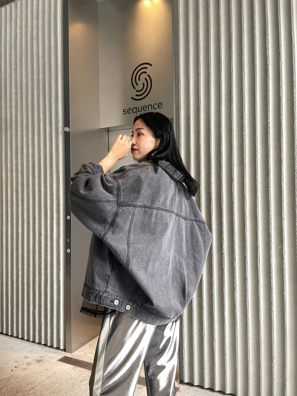 ブラック系のデニムジャケット、ブラック系のTシャツ/カットソー、グレー系のその他パンツを着用したレディースの夏コーディネートの3枚目の写真