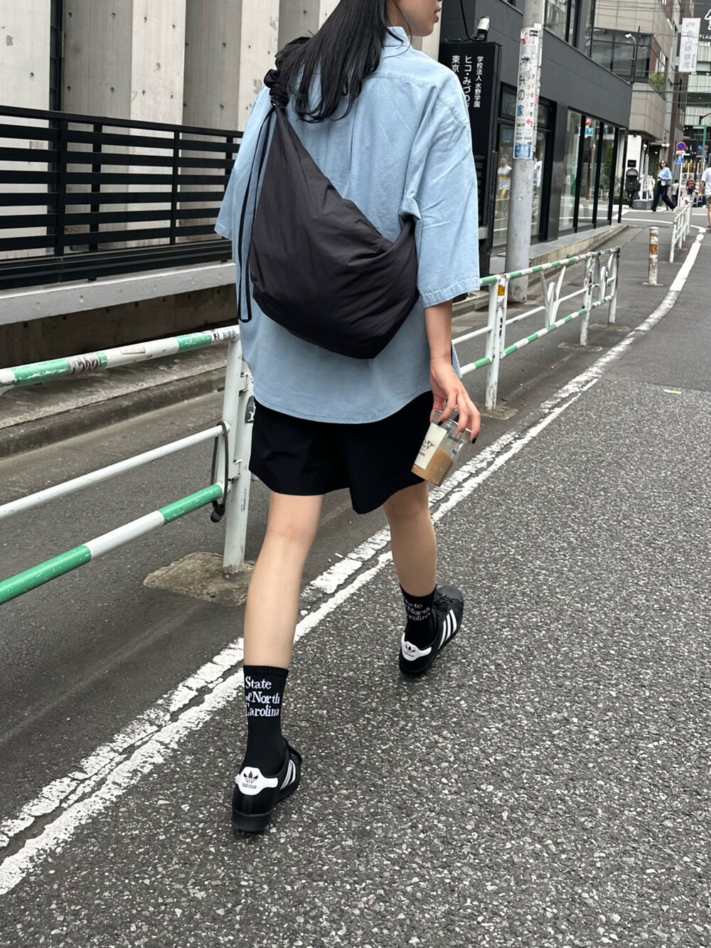 ブラック系のその他パンツ、ブラック系のショルダーバッグ、ブルー系のシャツ/ブラウスを着用したレディースの夏コーディネートの2枚目の写真