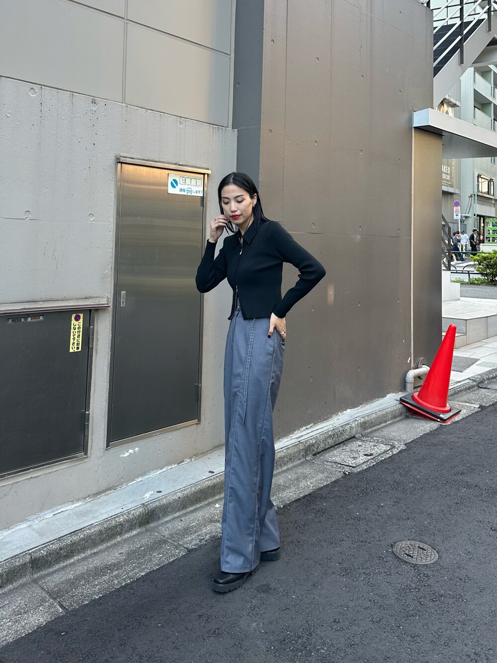 ブラック系のカーディガン/ボレロ、グレー系のその他パンツ、ブラック系のブーツを着用したレディースの秋コーディネートの3枚目の写真