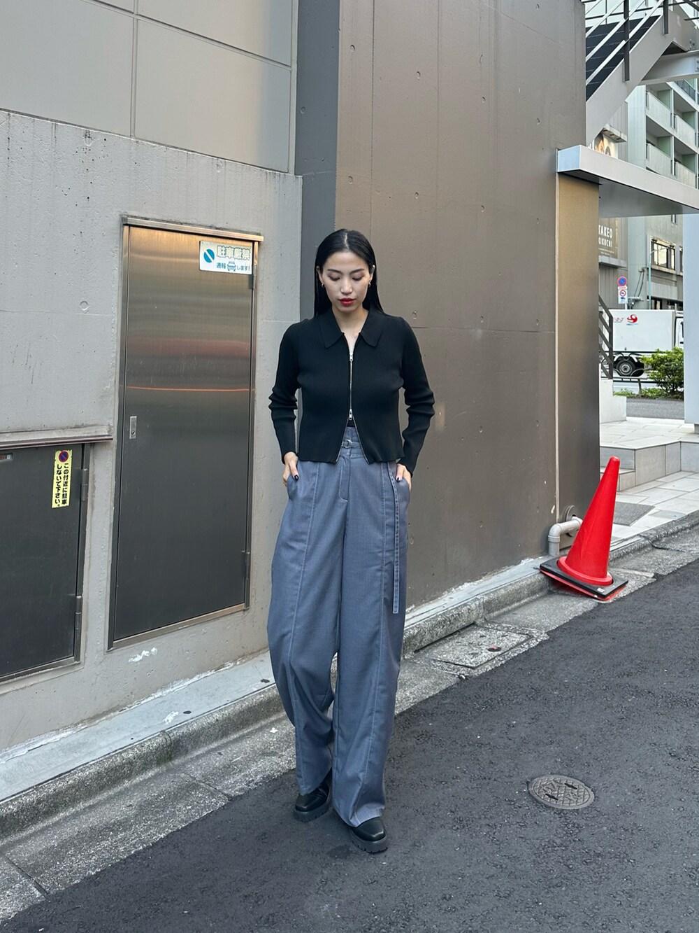 ブラック系のカーディガン/ボレロ、グレー系のその他パンツ、ブラック系のブーツを着用したレディースの秋コーディネートの2枚目の写真