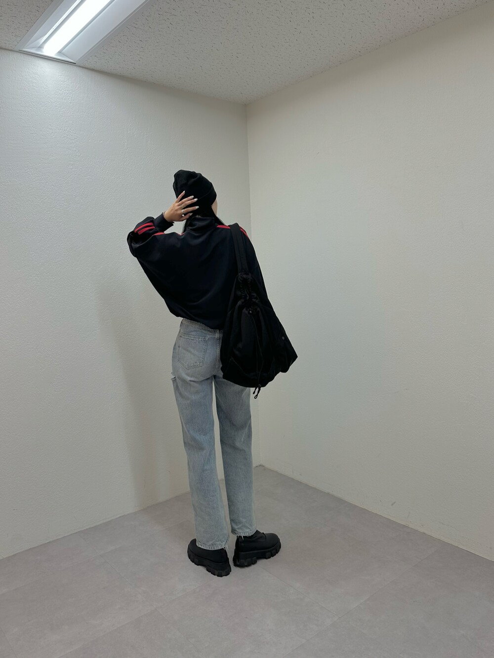 「スポーツミックス、デニム、サイドゴアブーツ、ショルダーバッグ、ダメージデニムパンツ、ニット帽」｜「COLONY 2139のナイロンワンショルダーバッグ（ショルダーバッグ、ブラック系）」を使った、MISAKIさん（レディース・174cm）の夏コーディネートの4枚目の写真
