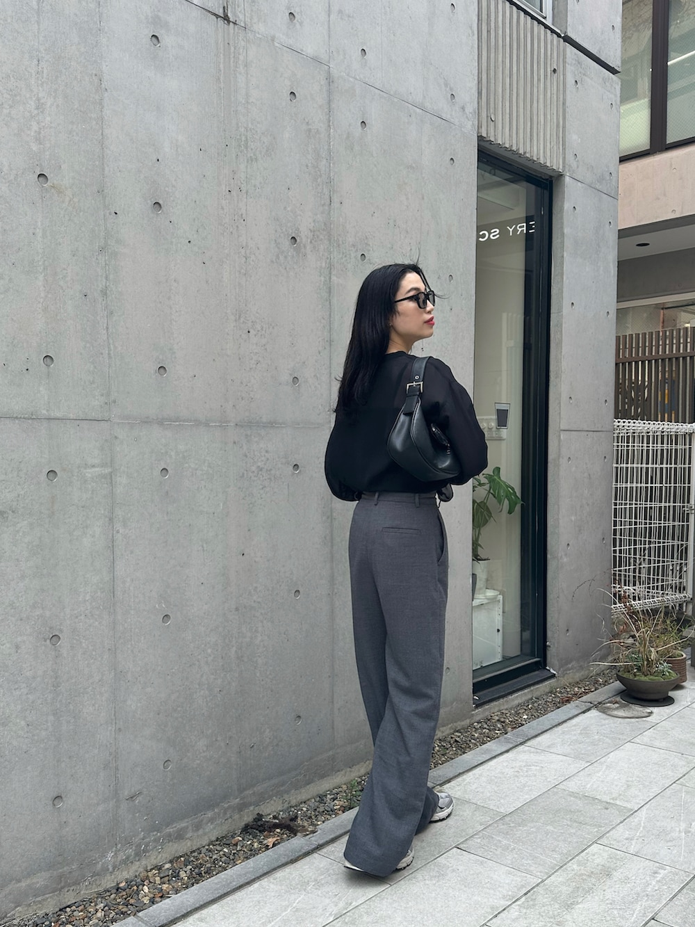 「オトナカジュアル、シアートップス、モノトーンスタイル、シアー素材、スニーカー女子、スラックスコーデ、高身長女子、黒髪ミディアム、サングラススタイル、韓国っぽ」｜「ZARAのアイテム（スラックス、グレー系）」を使った、MISAKIさん（レディース・174cm）の春コーディネートの2枚目の写真