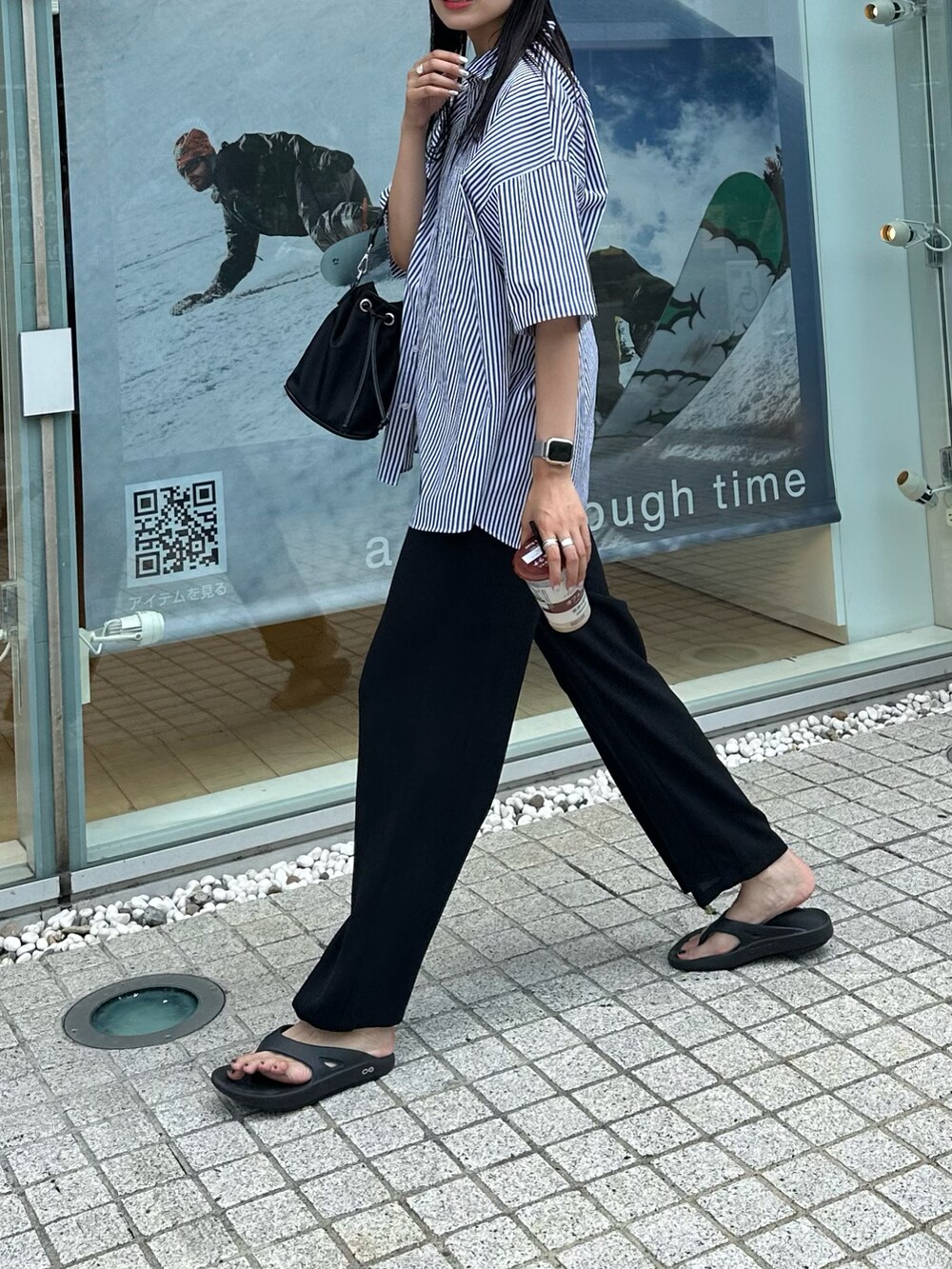 ブラック系のその他パンツ、ブラック系のシャツ/ブラウスを着用したレディースの春コーディネートの3枚目の写真