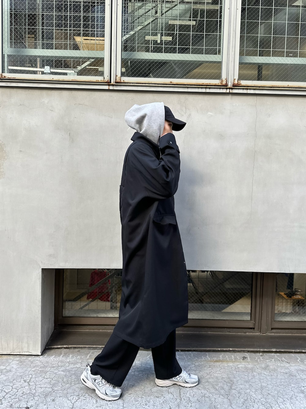 ブラック系のその他パンツ、シルバー系のスニーカー、ブラック系のショルダーバッグを着用したレディースの冬コーディネートの2枚目の写真