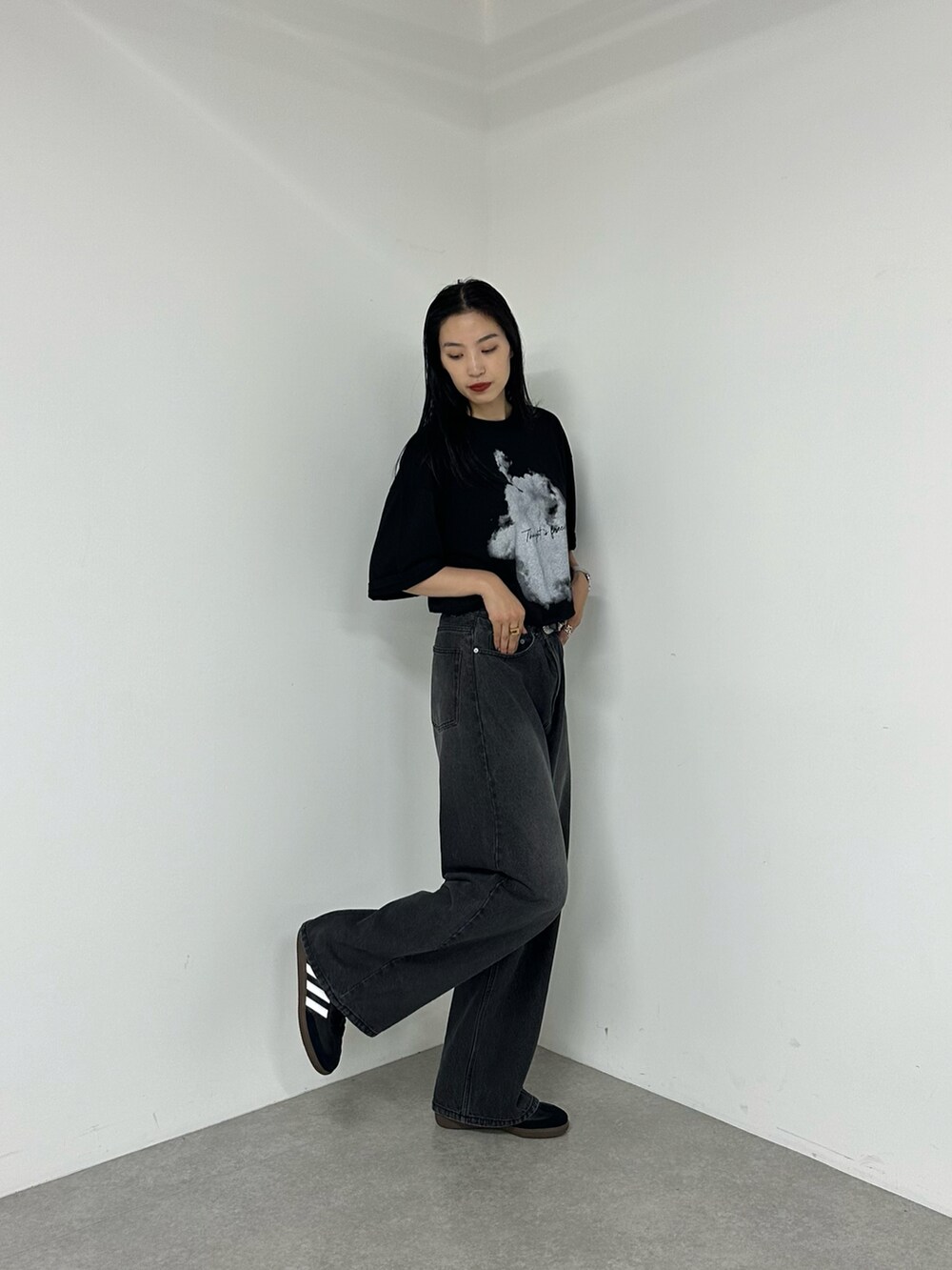 ブラック系のデニムパンツ、ブラック系のTシャツ/カットソーを着用したレディースの夏コーディネートの3枚目の写真