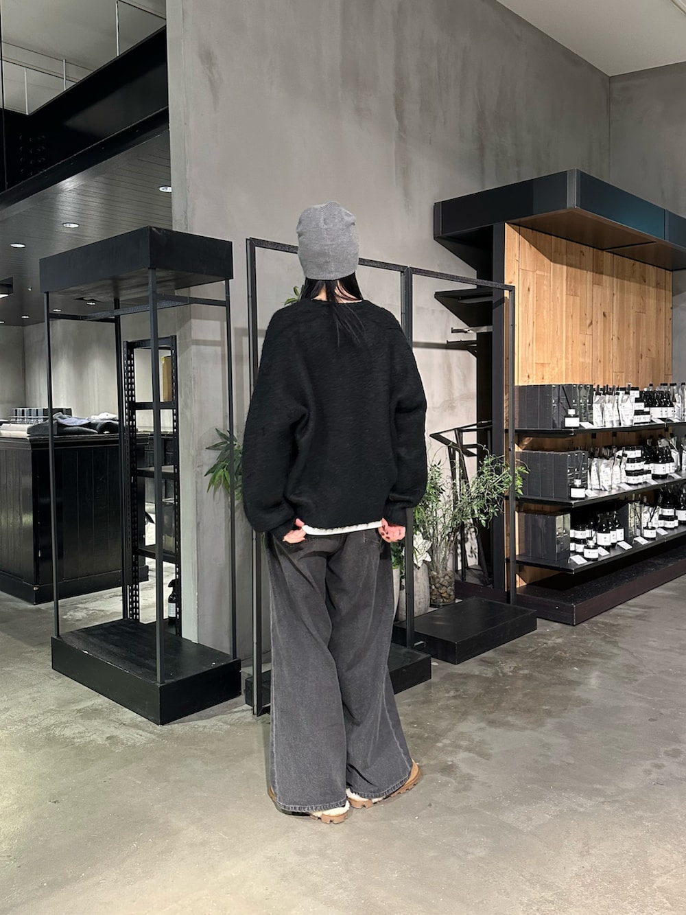 「冬コーデ、カジュアルスタイル、韓国ファッション、ワイドデニム、ビーニー、ニット帽」｜「COLONY 2139のモヘアタッチカーディガン（カーディガン/ボレロ、ブラック系）」を使った、MISAKIさん（レディース・174cm）の冬コーディネートの3枚目の写真