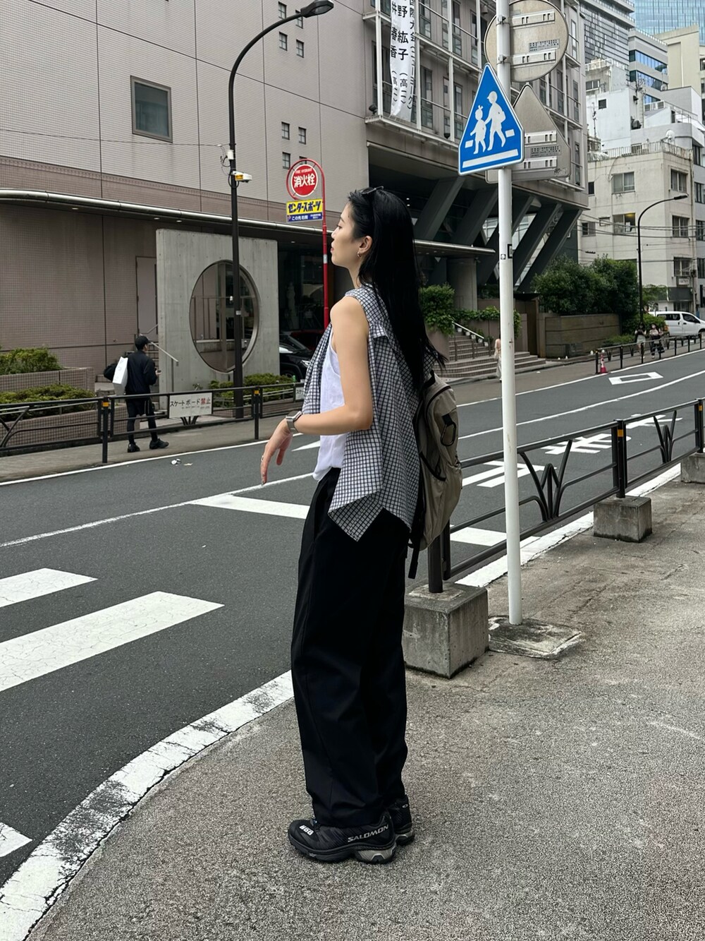 ブラック系のその他パンツ、ホワイト系のタンクトップ、ブルー系のシャツ/ブラウスを着用したレディースの夏コーディネートの3枚目の写真