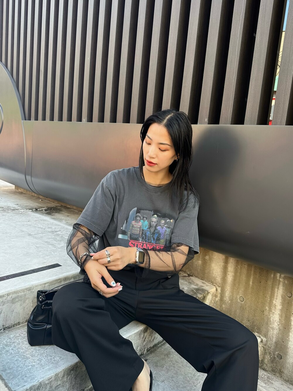 ブラック系のTシャツ/カットソー、ブラック系のショルダーバッグを着用したレディースの夏コーディネートの2枚目の写真