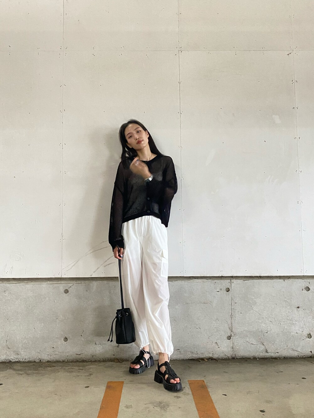 ブラック系のカーディガン/ボレロ、ホワイト系のキャミソール、ホワイト系のその他パンツを着用したレディースの夏コーディネートの3枚目の写真