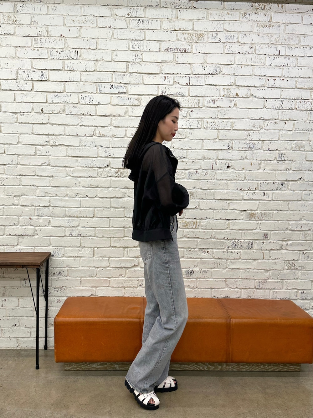 ブラック系のデニムパンツ、ブラック系のキャミソール、ブラック系のシャツ/ブラウスを着用したレディースの春コーディネートの2枚目の写真