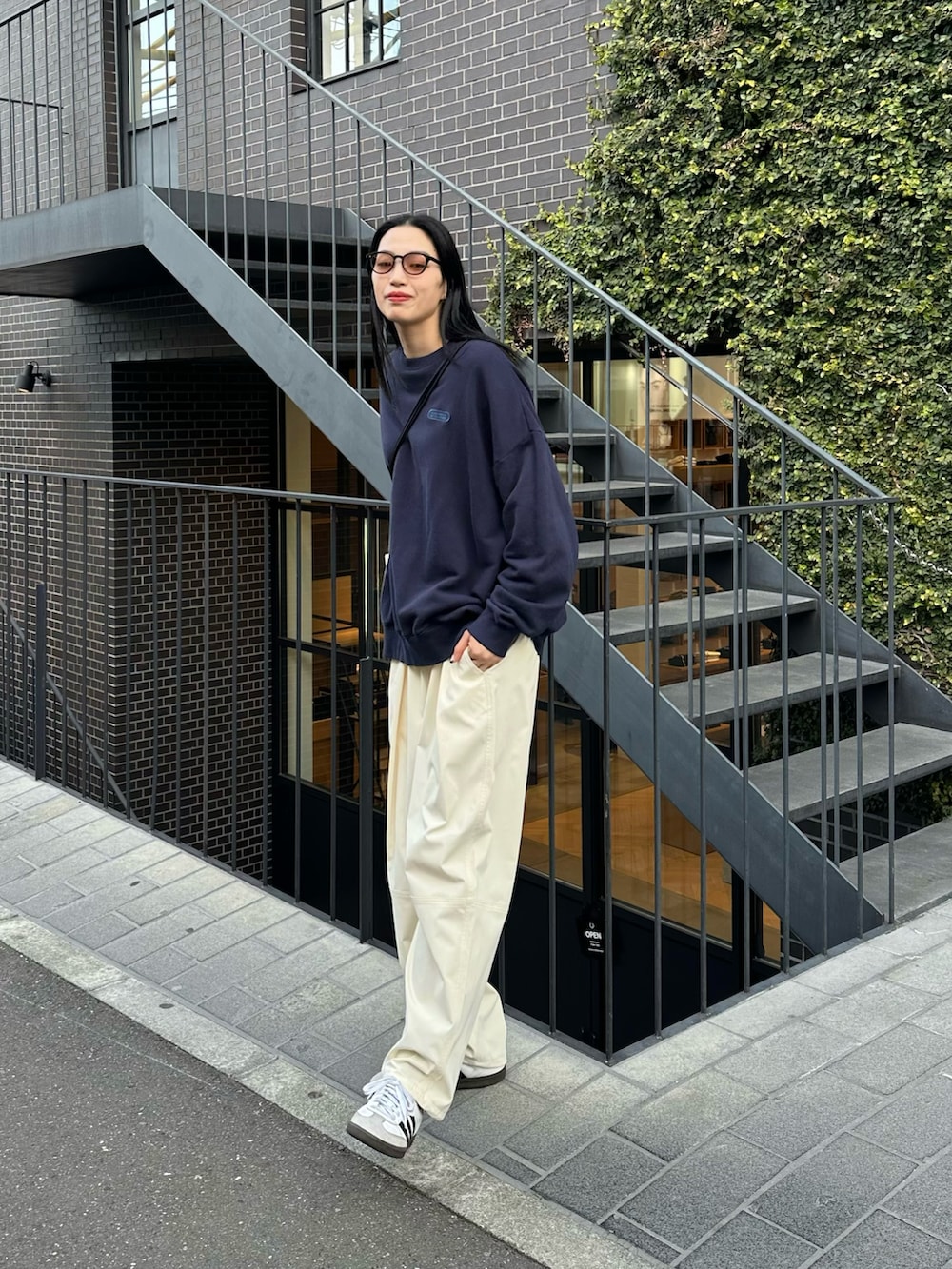 ホワイト系のその他パンツ、ブルー系のスウェット、ブラック系のバックパック/リュックを着用したレディースの冬コーディネートの3枚目の写真