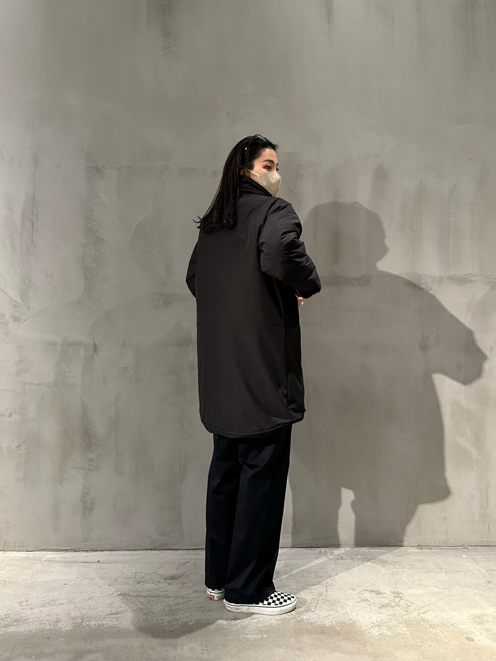 ブラック系のミリタリージャケット、ブラック系のその他パンツ、ブラック系のスリッポンを着用したレディースの冬コーディネートの2枚目の写真