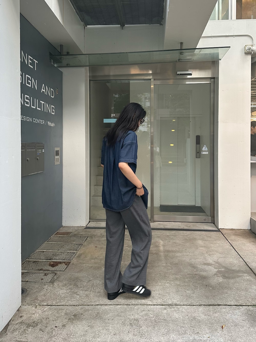 ブルー系のシャツ/ブラウスを着用したレディースの夏コーディネートの2枚目の写真