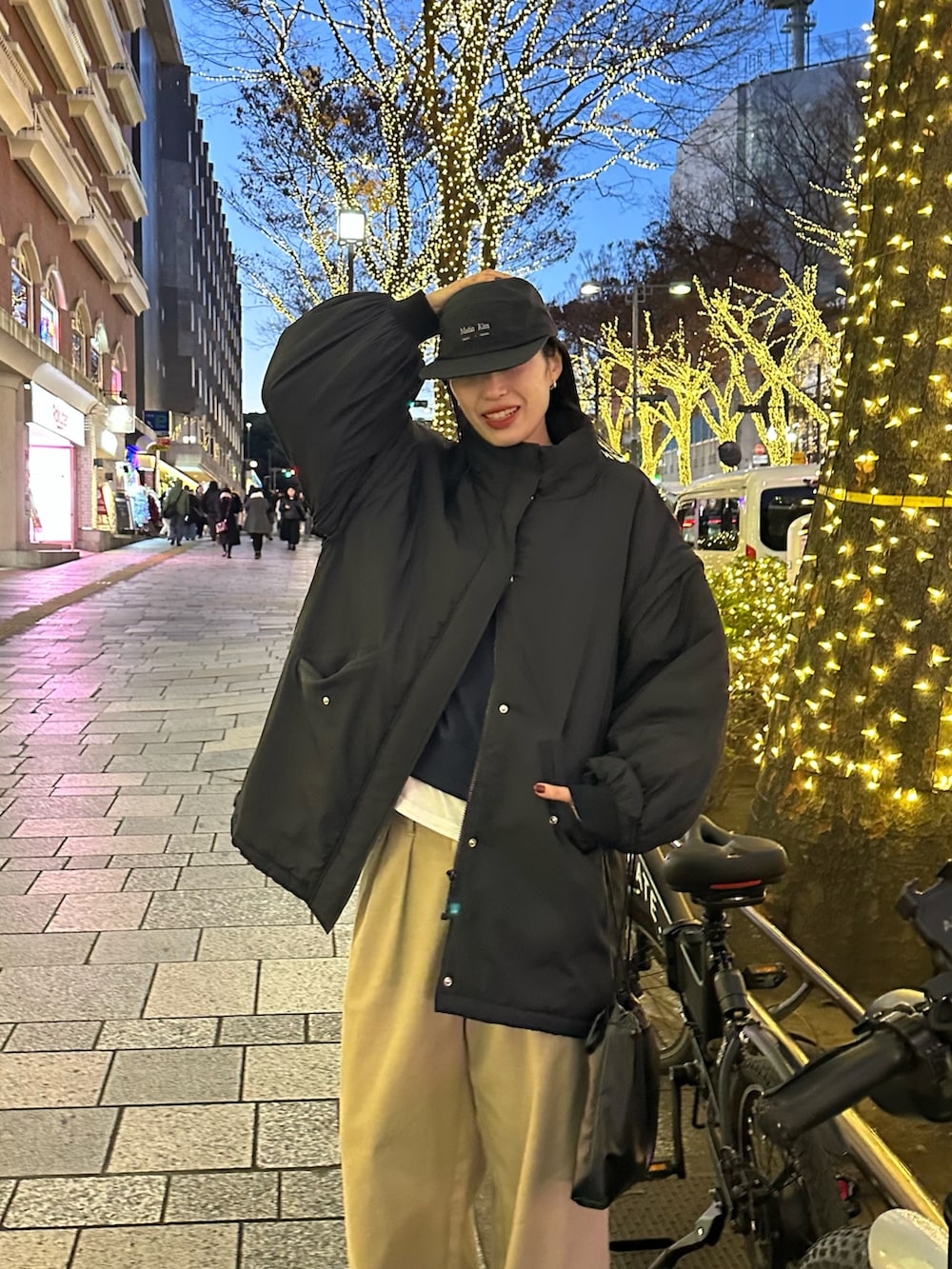 ブラック系のその他アウター、ベージュ系のその他パンツを着用したレディースの冬コーディネートの4枚目の写真