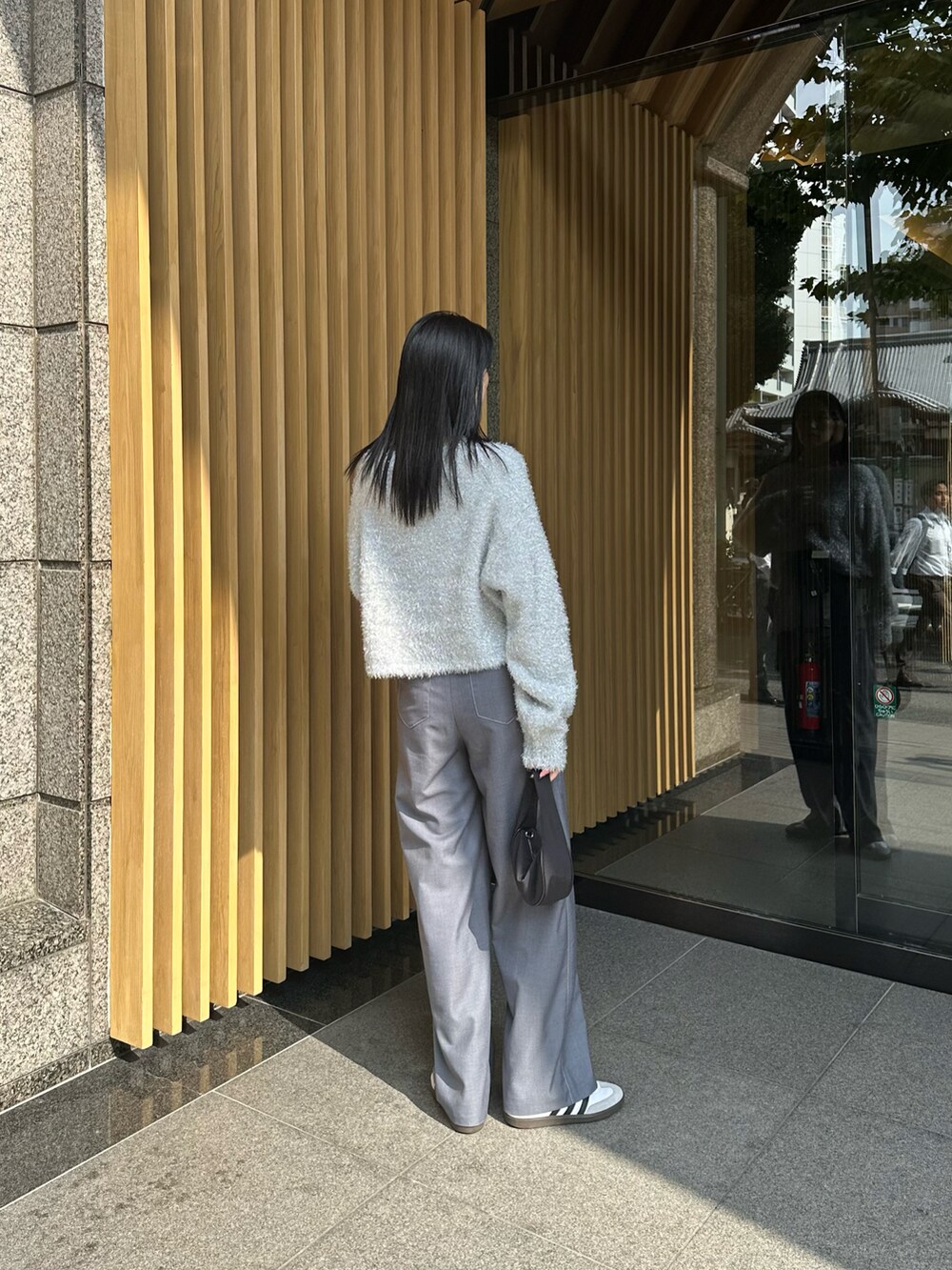 グレー系のその他パンツ、シルバー系のニット/セーターを着用したレディースの秋コーディネートの3枚目の写真