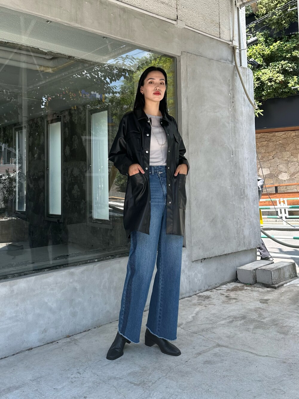 ブルー系のデニムパンツ、グレー系のTシャツ/カットソー、ブラック系のカバーオールを着用したレディースの夏コーディネートの2枚目の写真