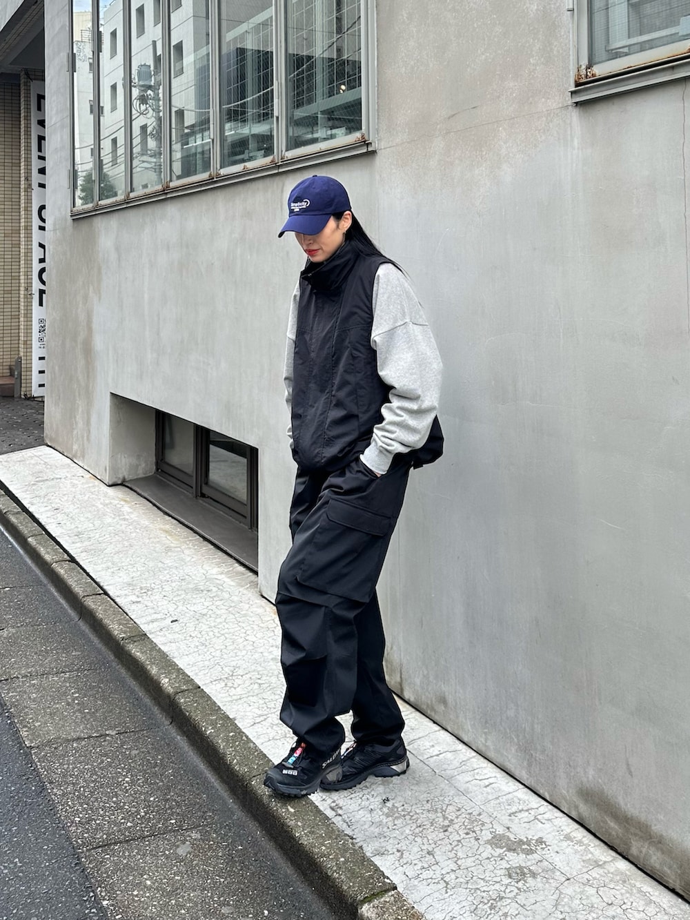 「春のおしゃ見えテクニック、メンズライク、ベスト、カーゴパンツ、スウェット」｜「COLONY 2139のストレッチカーゴパンツ（カーゴパンツ、ブラック系）」を使った、MISAKIさん（レディース・174cm）の春コーディネートの2枚目の写真