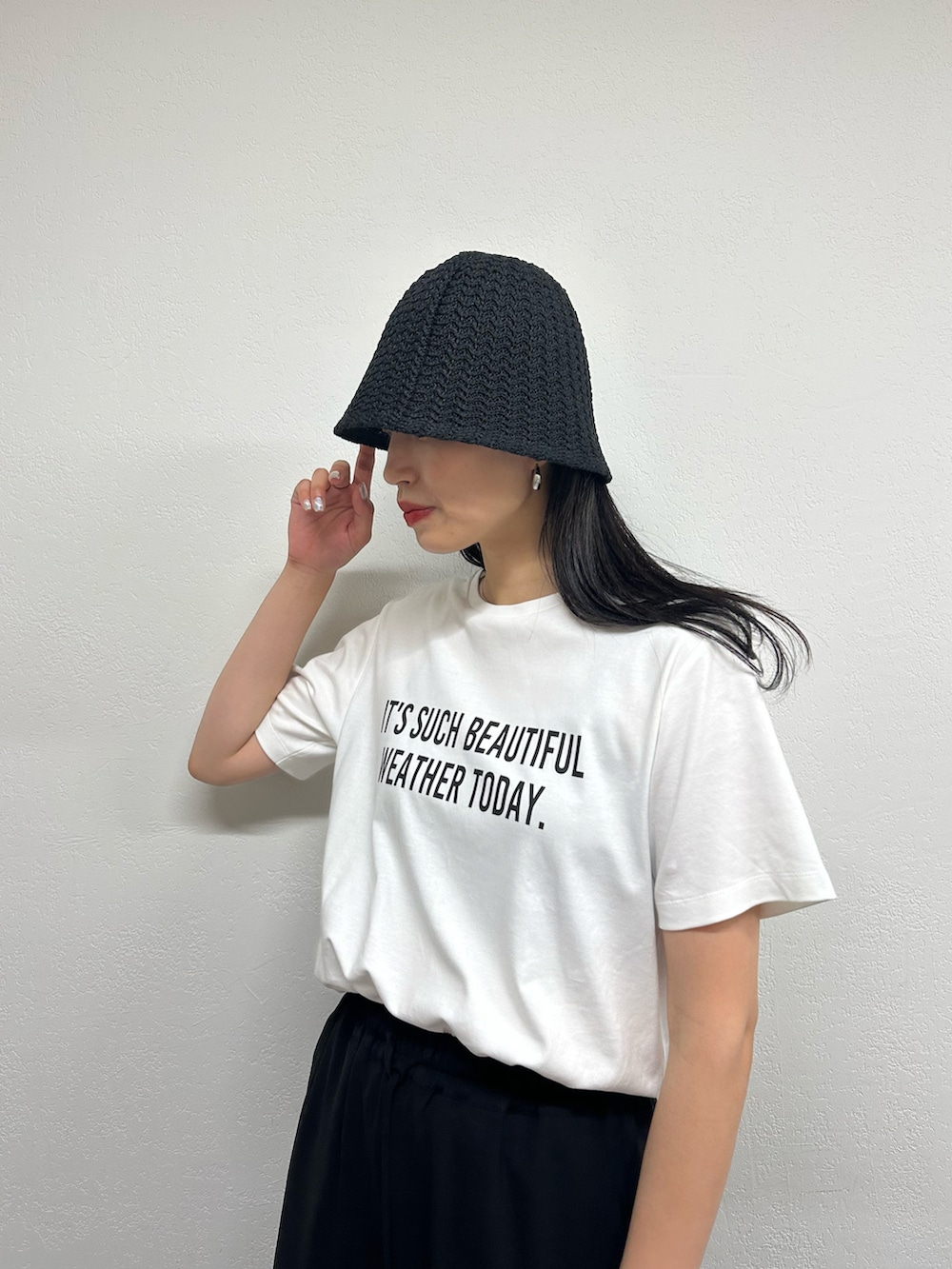 ブラック系のその他パンツ、ホワイト系のTシャツ/カットソー、ブラック系のサンダルを着用したレディースの春コーディネートの3枚目の写真
