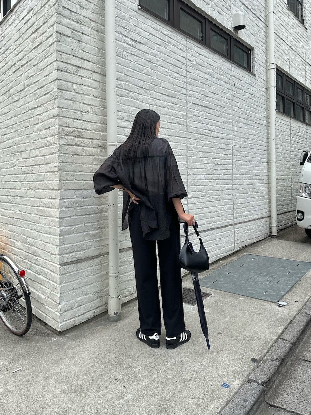 ブラック系のシャツ/ブラウス、ホワイト系のTシャツ/カットソー、ブラック系のその他パンツを着用したレディースの春コーディネートの2枚目の写真