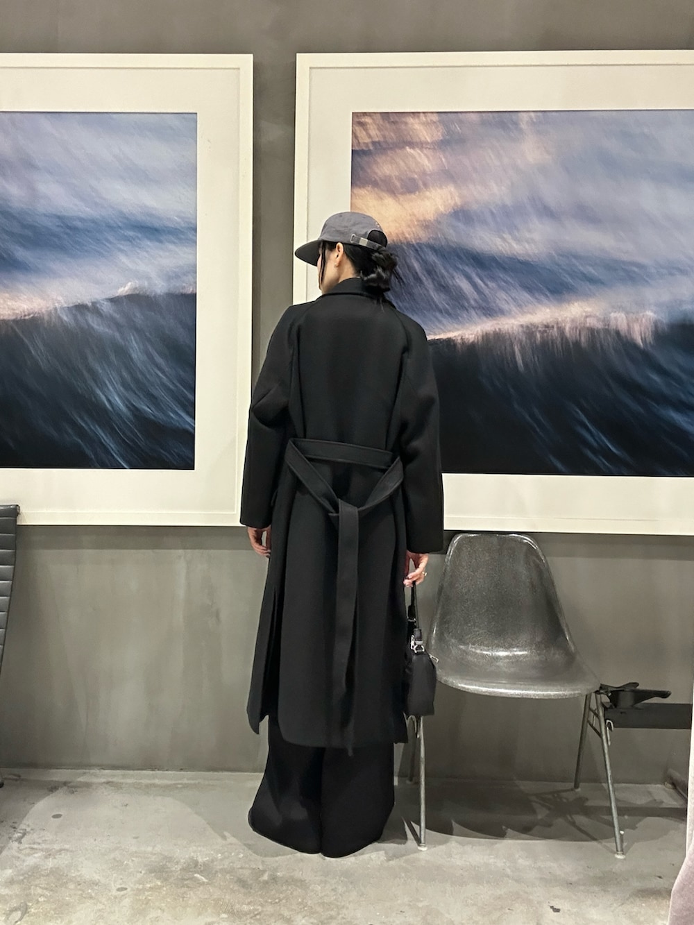 ブラック系のその他パンツ、ブラック系のニット/セーター、ブラック系のその他アウターを着用したレディースの秋コーディネートの2枚目の写真