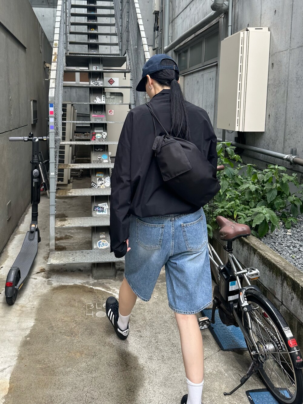 ブラック系のブルゾン、ブラック系のバックパック/リュックを着用したレディースの夏コーディネートの3枚目の写真