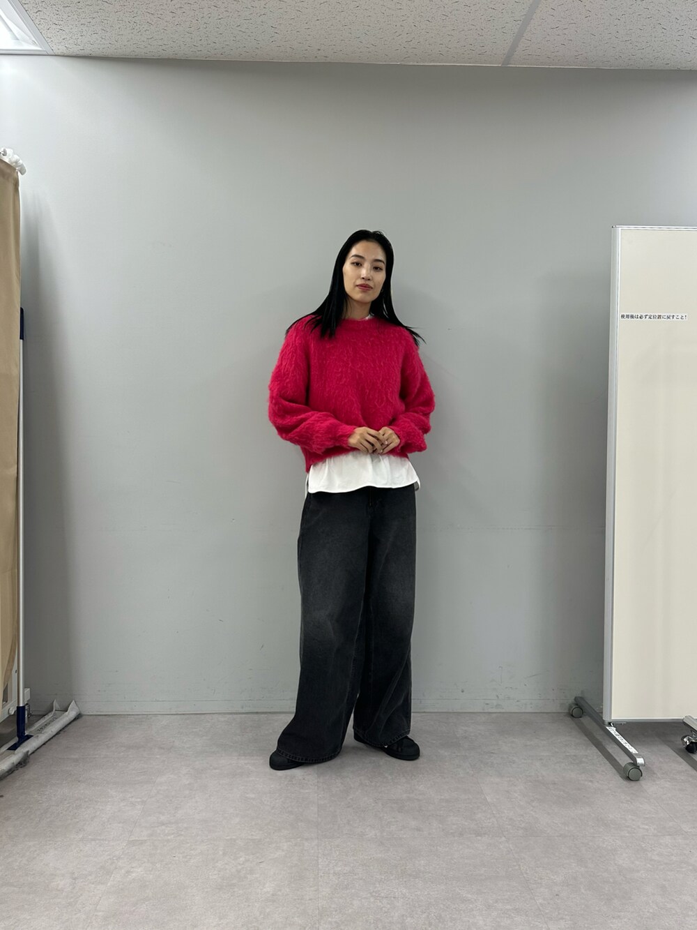 ブラック系のデニムパンツを着用したレディースの秋コーディネートの2枚目の写真