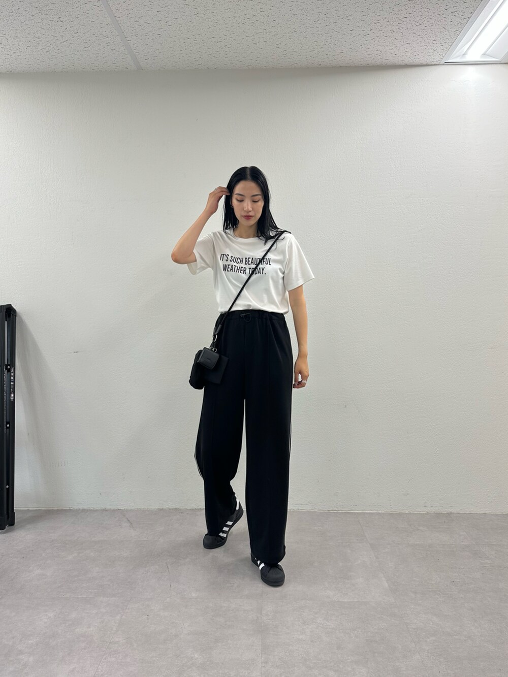 ホワイト系のTシャツ/カットソー、ブラック系のその他パンツ、ブラック系のショルダーバッグを着用したレディースの夏コーディネートの2枚目の写真