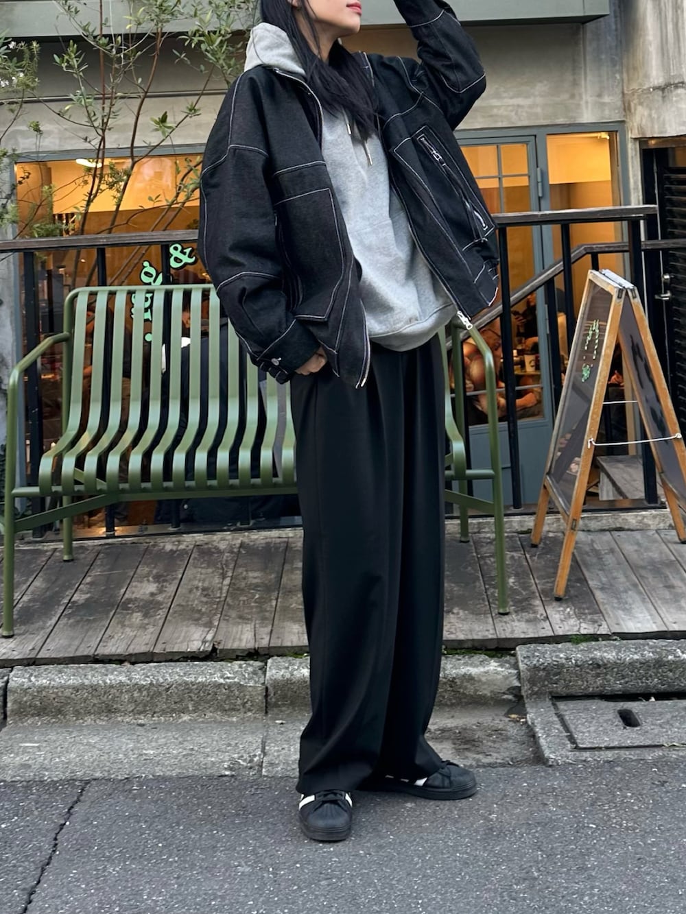 グレー系のパーカーを着用したレディースの春コーディネートの3枚目の写真