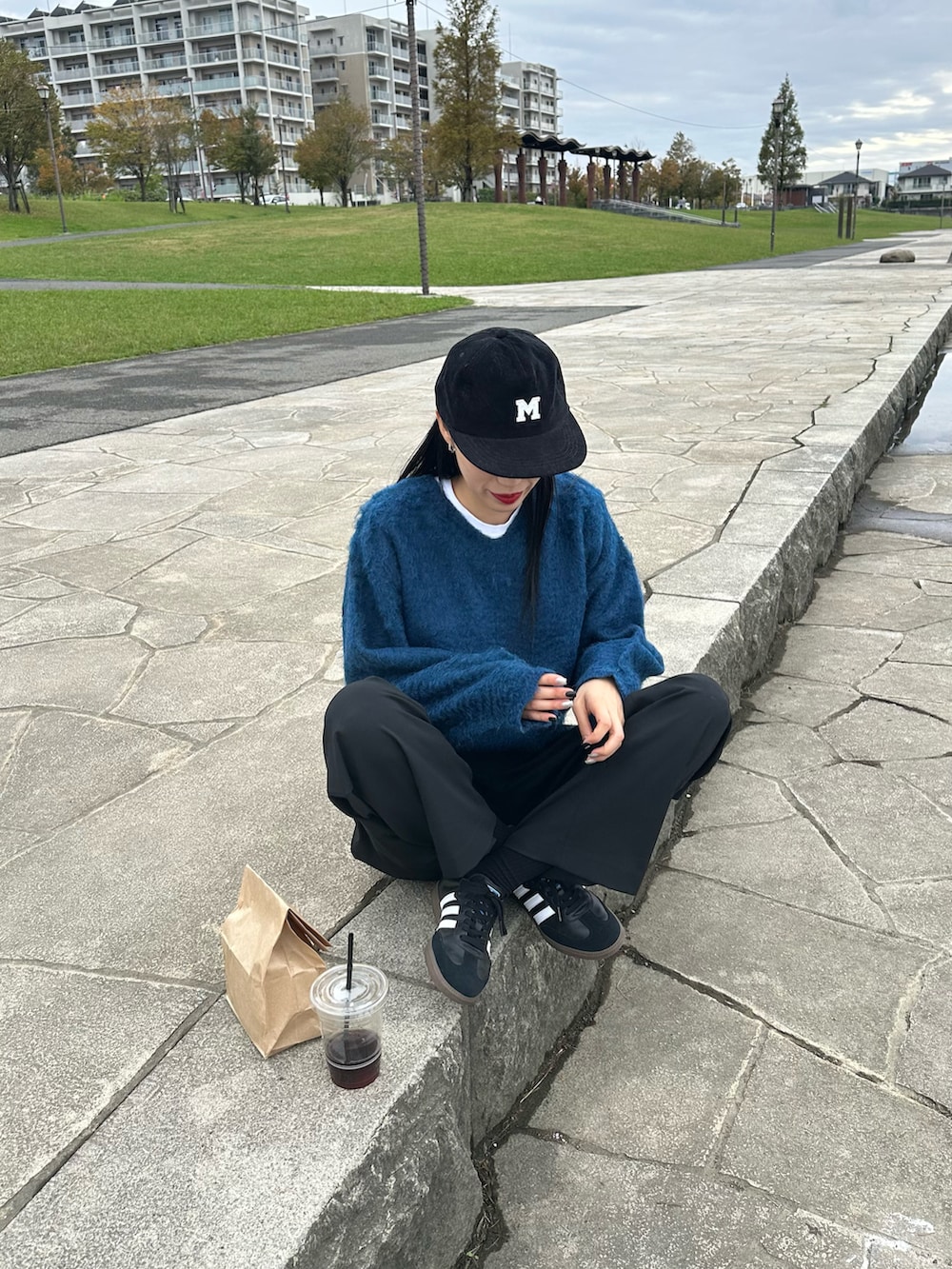 ブルー系のニット/セーターを着用したレディースの秋コーディネートの4枚目の写真