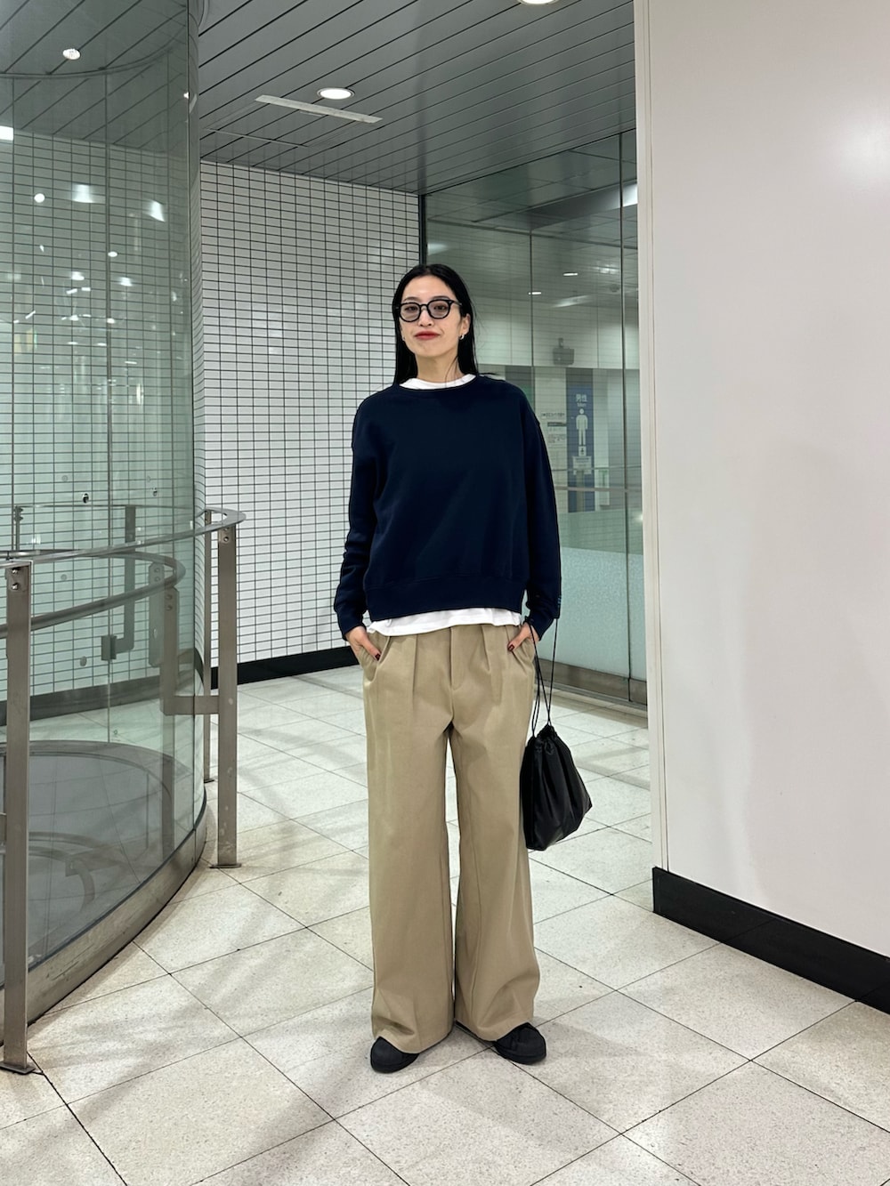 ブルー系のスウェット、ベージュ系のその他パンツ、ホワイト系のTシャツ/カットソーを着用したレディースの冬コーディネートの3枚目の写真