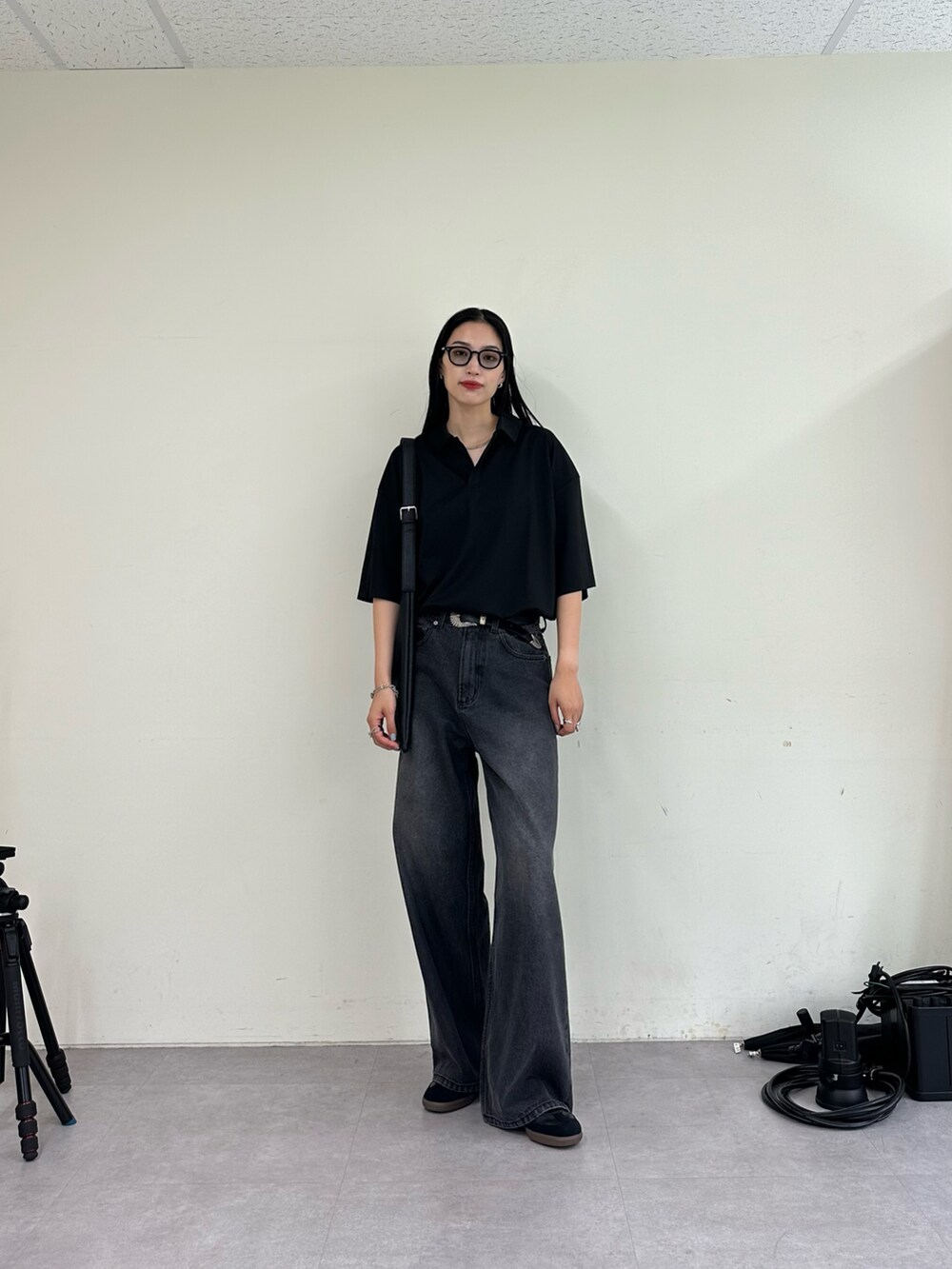 ブラック系のデニムパンツ、ブラック系のTシャツ/カットソー、ブラック系のトートバッグを着用したレディースの夏コーディネートの4枚目の写真