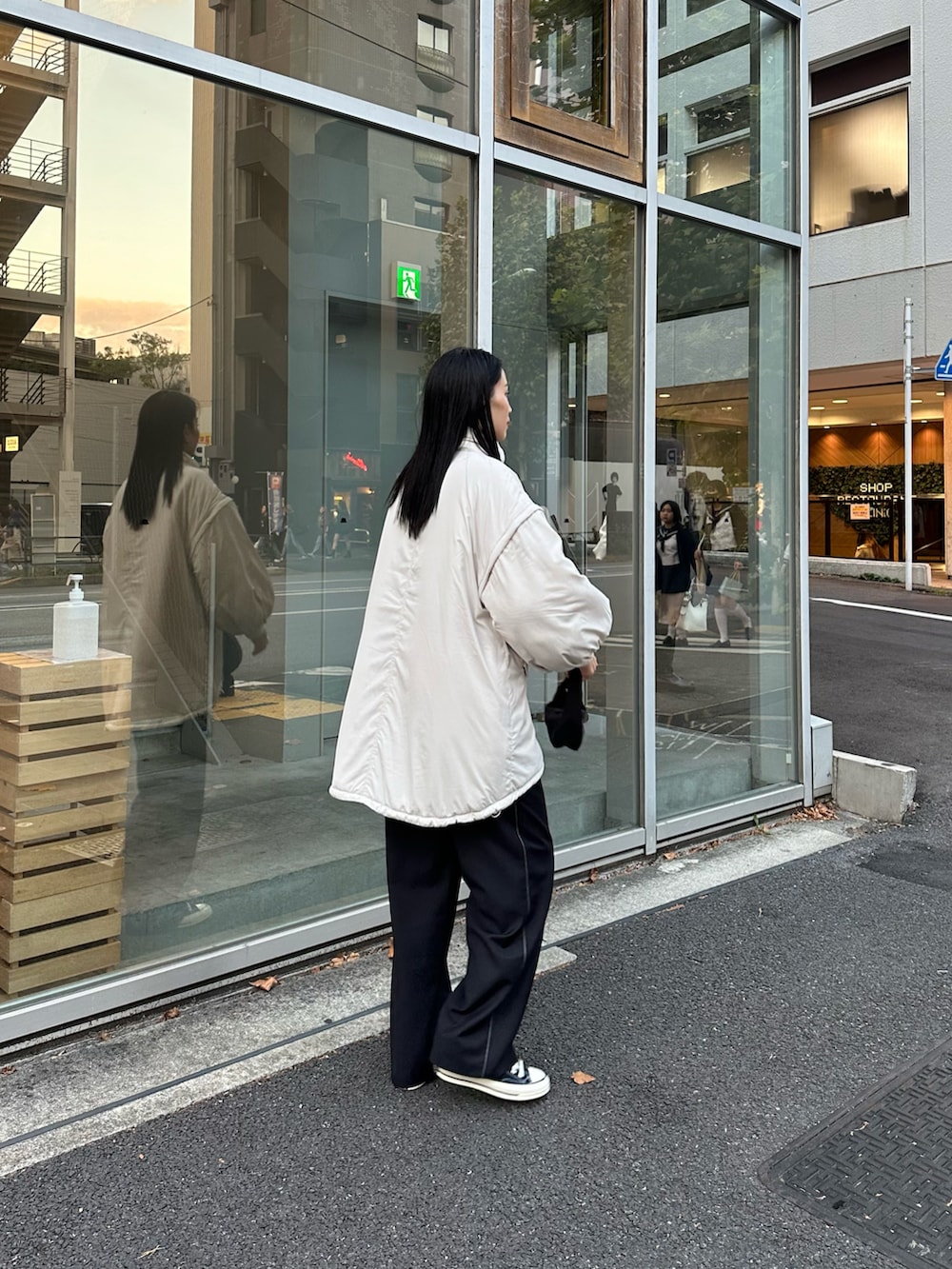 ブラック系のその他パンツ、ホワイト系のダウンジャケット/コート、ブラック系のショルダーバッグを着用したレディースの秋コーディネートの3枚目の写真