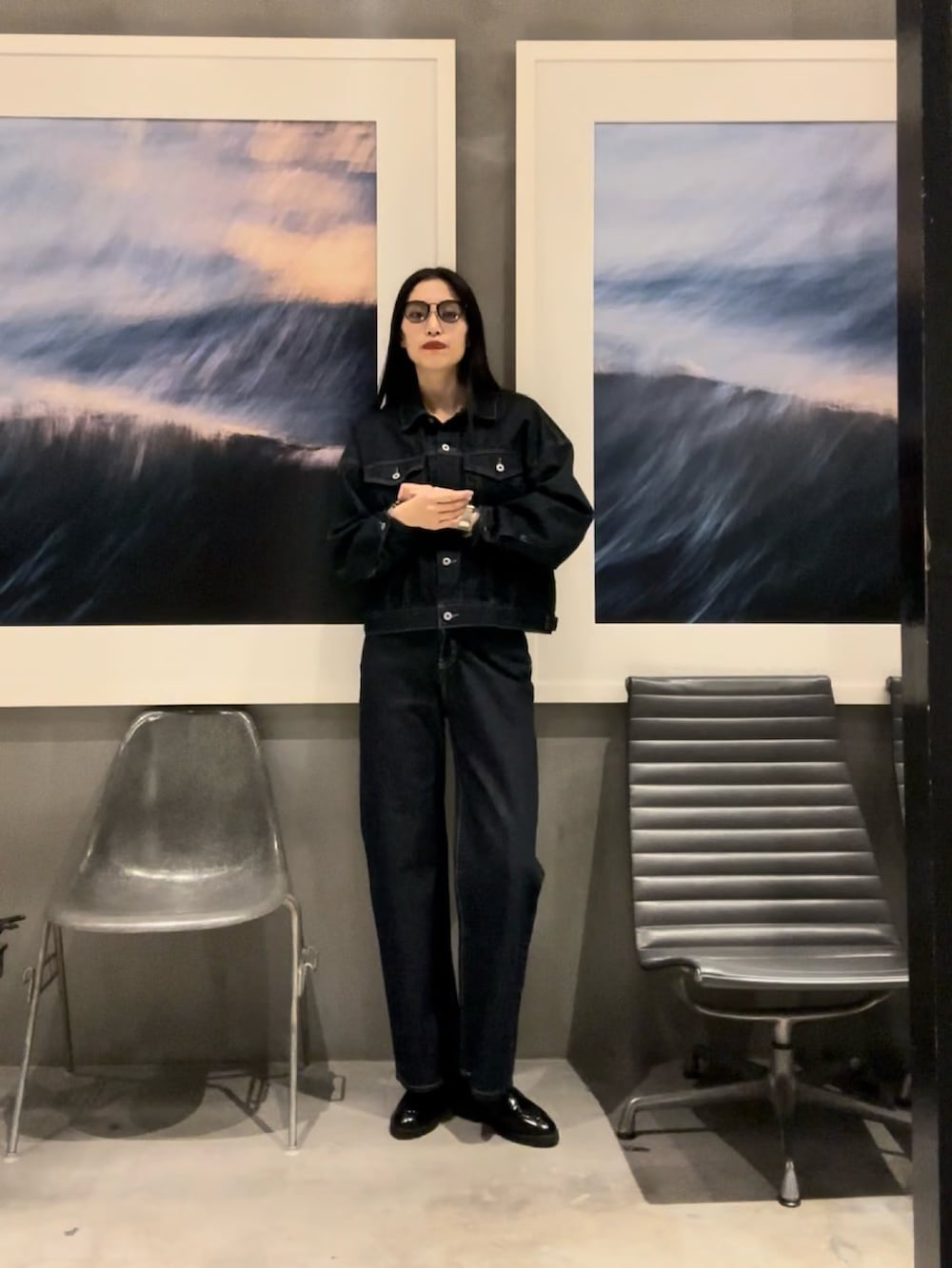 ブルー系のデニムパンツ、ブルー系のデニムジャケット、ブラック系のローファーを着用したレディースの春コーディネートの3枚目の写真