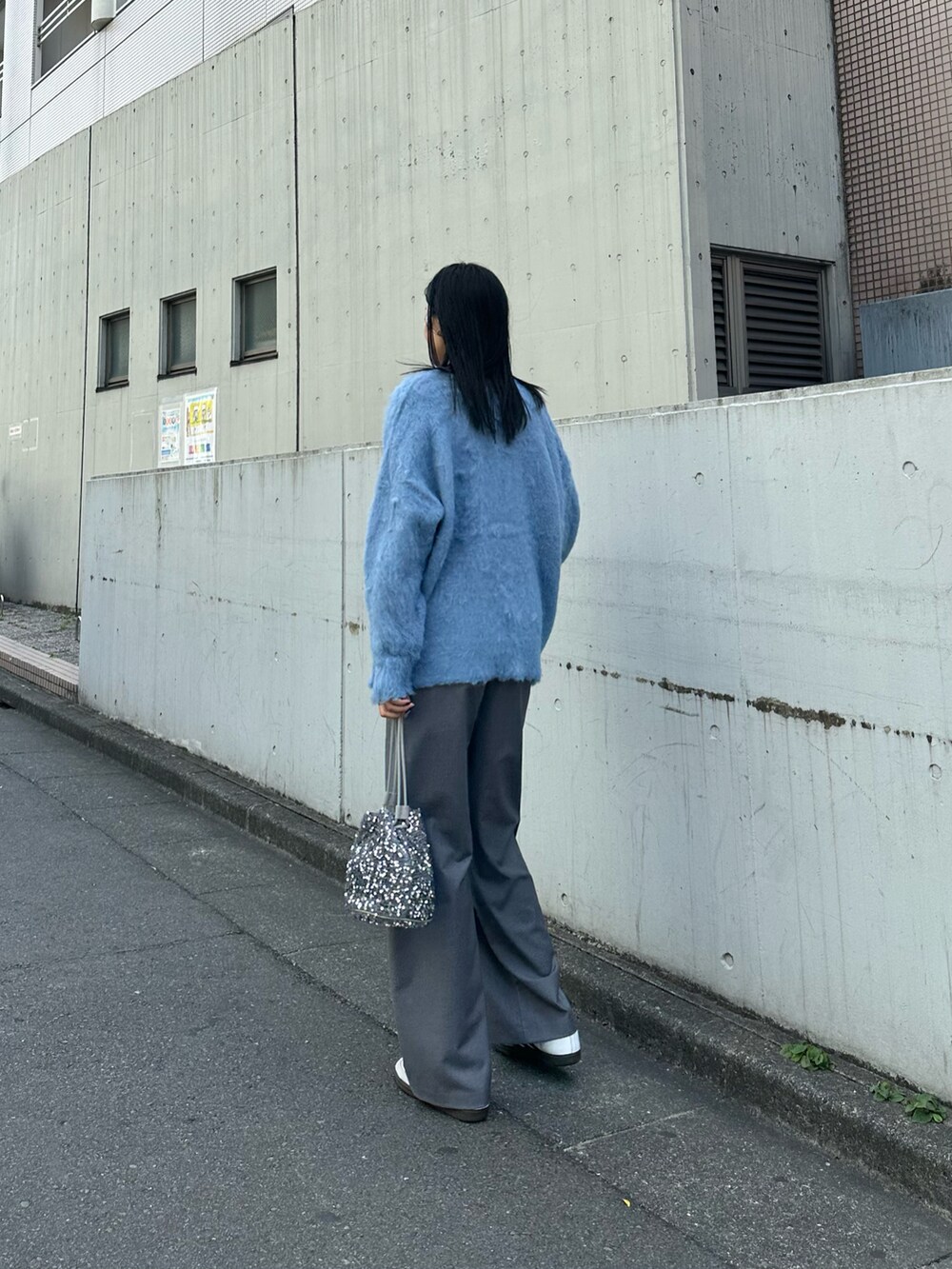 グレー系のその他パンツ、シルバー系のショルダーバッグ、ブルー系のカーディガン/ボレロを着用したレディースの秋コーディネートの2枚目の写真