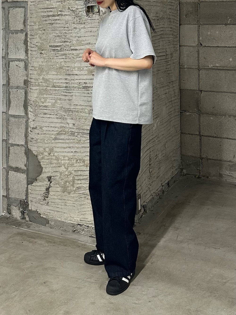 ブルー系のデニムパンツ、グレー系のTシャツ/カットソーを着用したレディースの春コーディネートの4枚目の写真