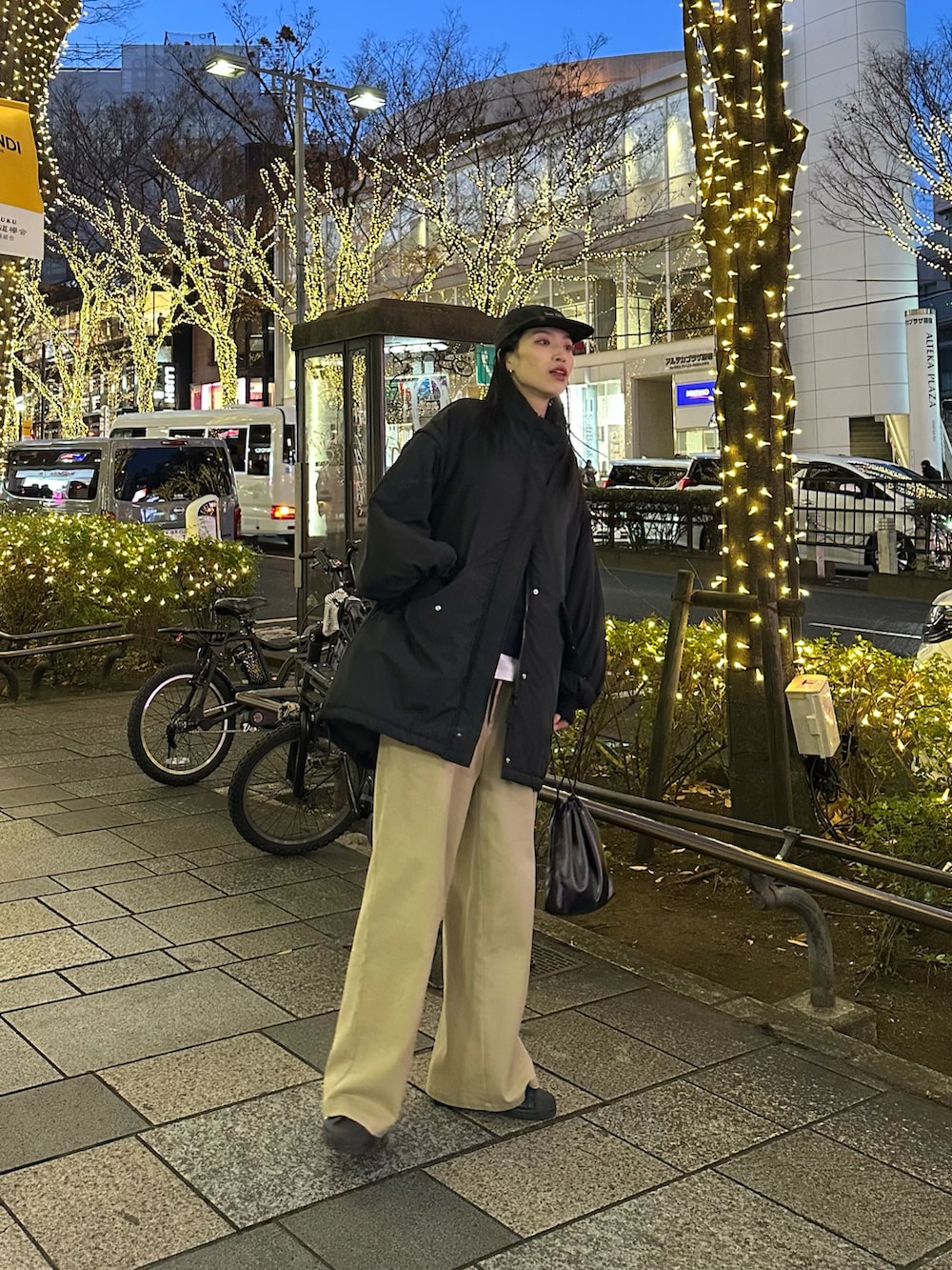 ブラック系のその他アウター、ベージュ系のその他パンツを着用したレディースの冬コーディネートの2枚目の写真