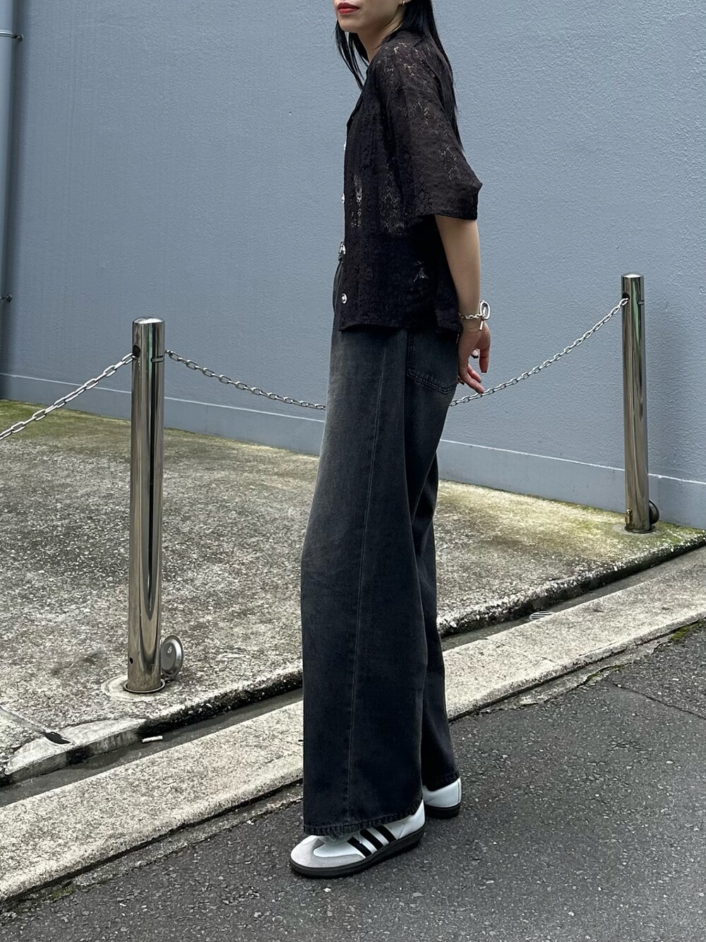 「透かし柄、柄シャツ、レースシャツ、オールブラック、ワイドデニム、プチプラコーデ」｜「COLONY 2139のワイドストレートデニム（デニムパンツ、ブラック系）」を使った、MISAKIさん（レディース・174cm）の夏コーディネートの2枚目の写真