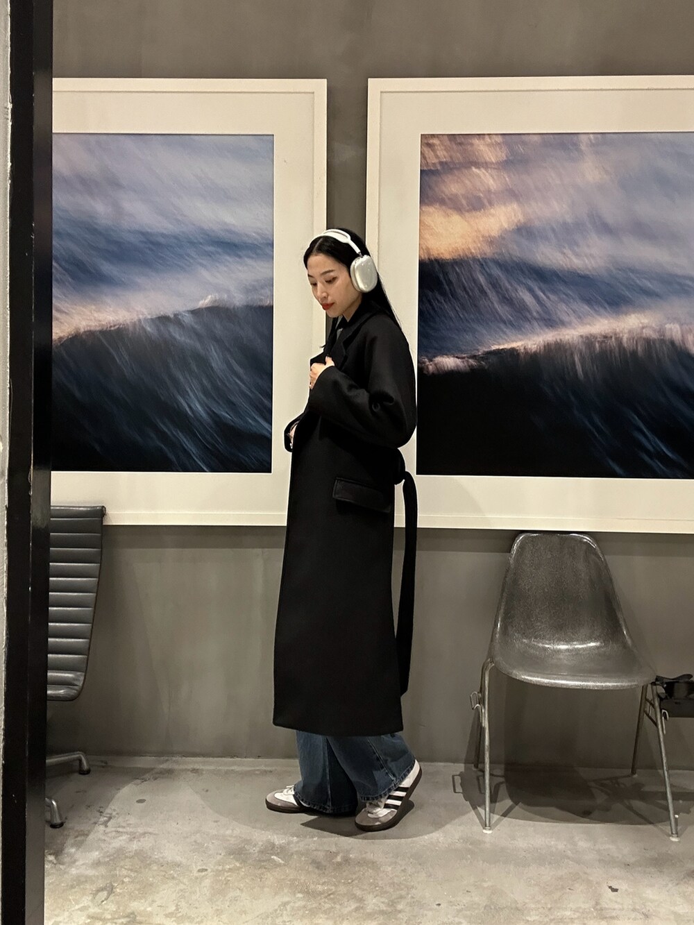 ブラック系のその他アウター、グレー系のニット/セーター、ブルー系のデニムパンツを着用したレディースの秋コーディネートの3枚目の写真