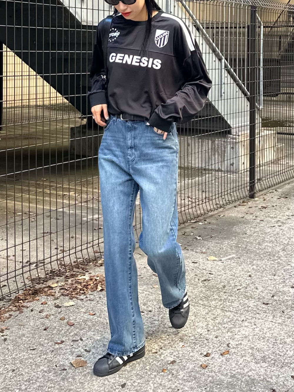 ブルー系のデニムパンツ、ブラック系のTシャツ/カットソー、グレー系のニットキャップ/ビーニーを着用したレディースの秋コーディネートの3枚目の写真