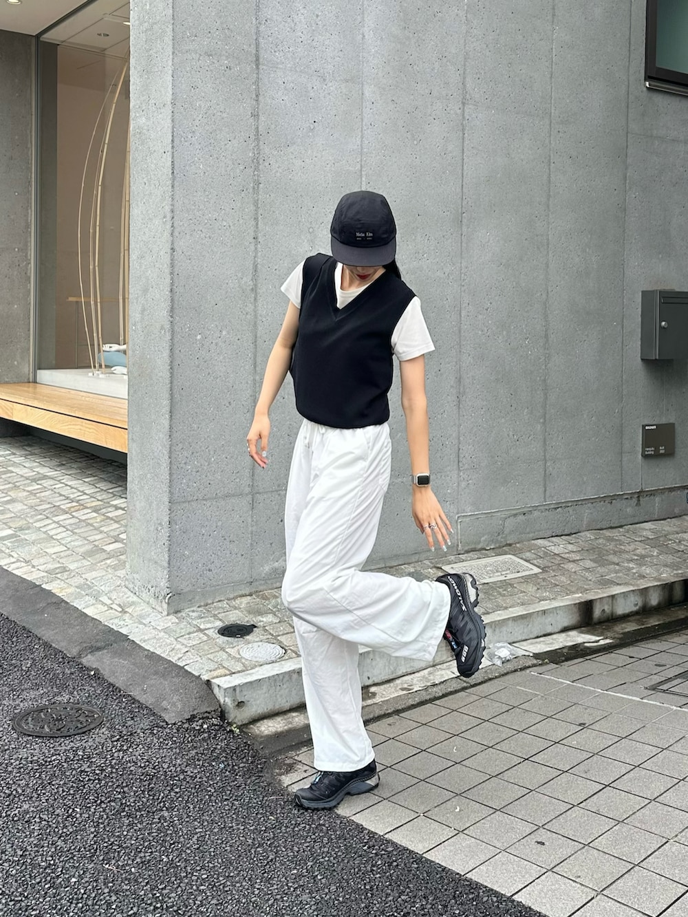 ブラック系のベスト、ホワイト系のTシャツ/カットソー、ホワイト系のその他パンツを着用したレディースの夏コーディネートの3枚目の写真