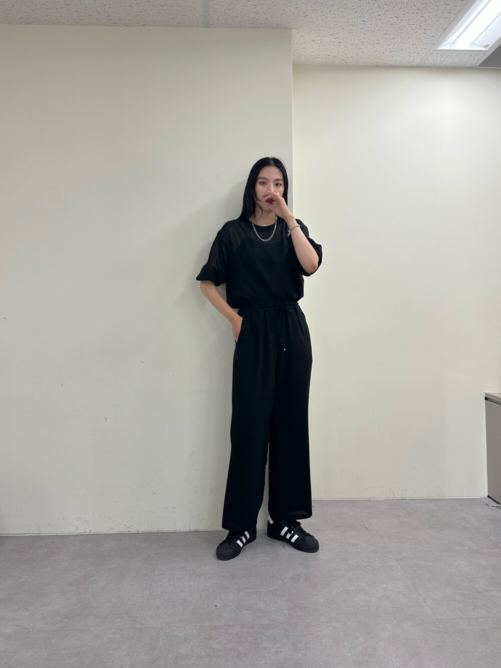 ブラック系のその他パンツ、ブラック系のシャツ/ブラウス、シルバー系のネックレスを着用したレディースの春コーディネートの2枚目の写真