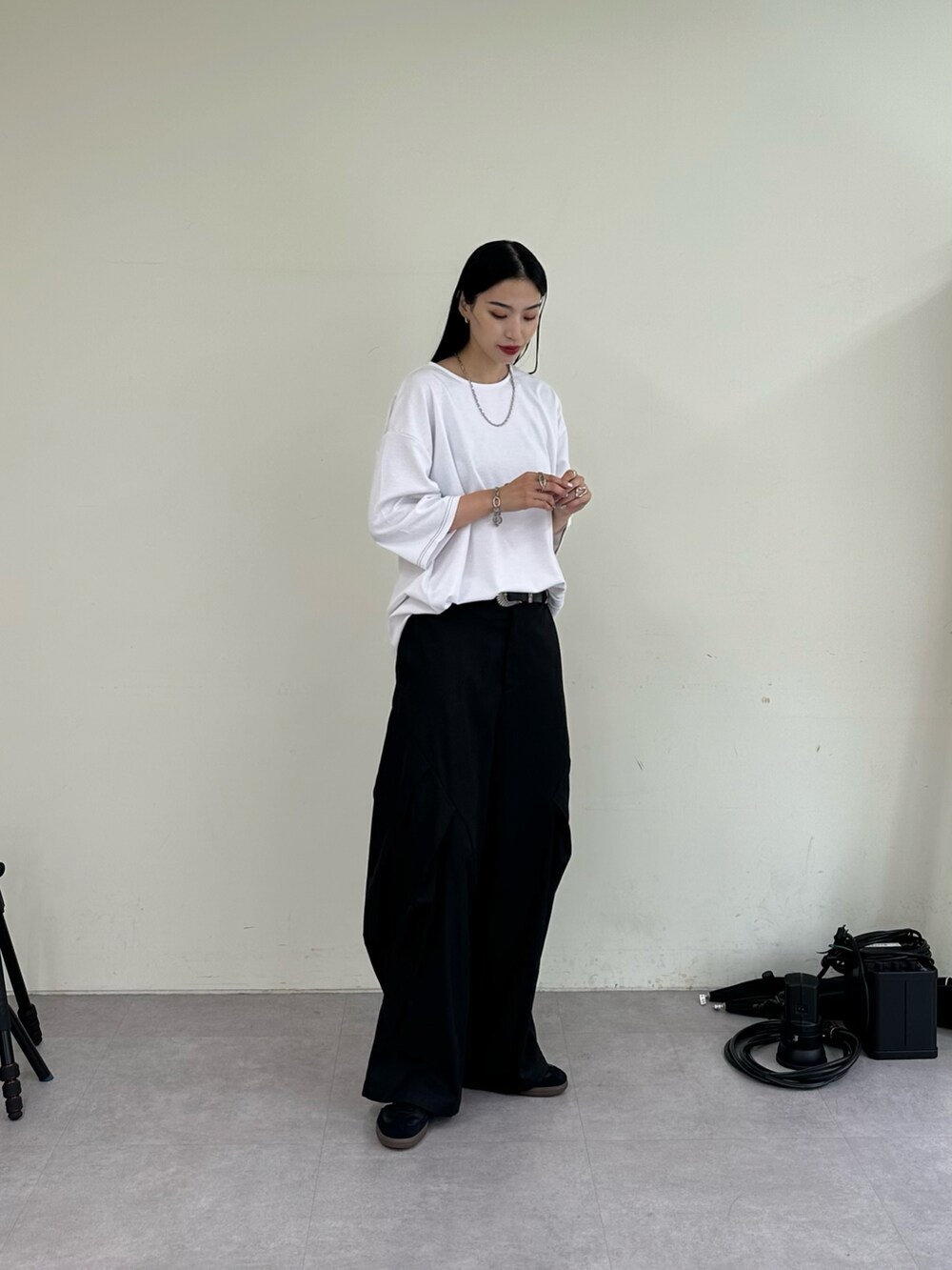 ホワイト系のTシャツ/カットソー、ブラック系のその他パンツを着用したレディースの夏コーディネートの2枚目の写真